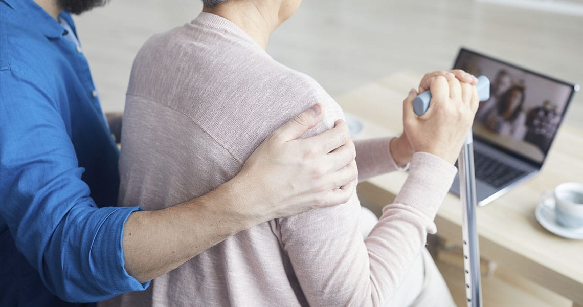 Los cuidadores han dedicado 4 horas más al día de media a sus familiares con Alzheimer durante el confinamiento